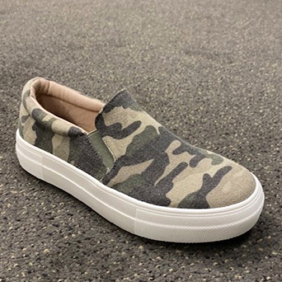 Light khaki Camo slip on sneaker - Picture 2 of 4